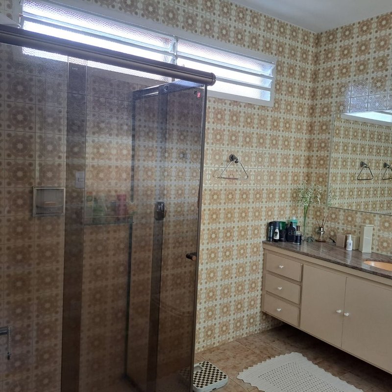 Linda Casa, no miolo da Vila Oliveira. Assobradado com 03 dormitórios sendo 02 suítes - Mogi das Cruzes - 