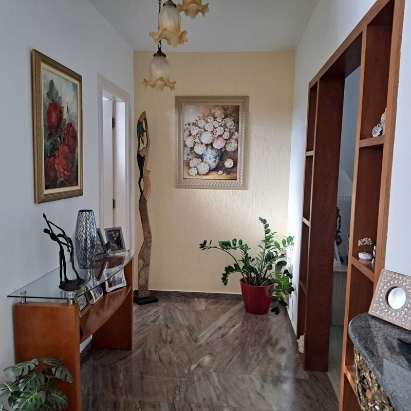 Linda Casa, no miolo da Vila Oliveira. Assobradado com 03 dormitórios sendo 02 suítes - Mogi das Cruzes - 