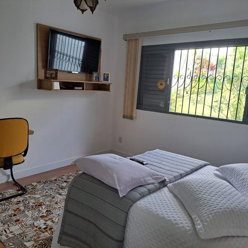 Linda Casa, no miolo da Vila Oliveira. Assobradado com 03 dormitórios sendo 02 suítes - Mogi das Cruzes - 