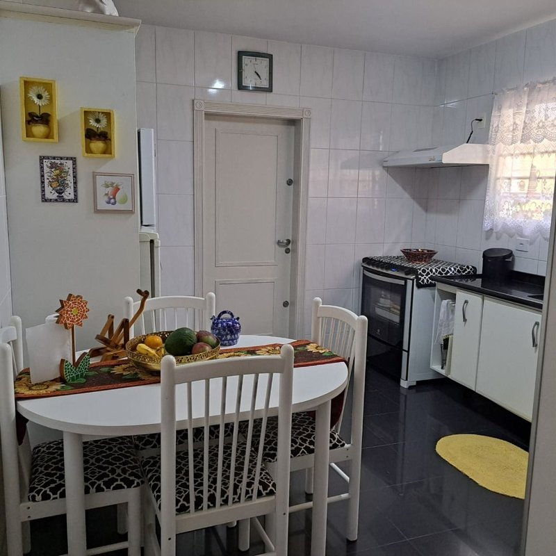 Linda Casa, no miolo da Vila Oliveira. Assobradado com 03 dormitórios sendo 02 suítes - Mogi das Cruzes - 