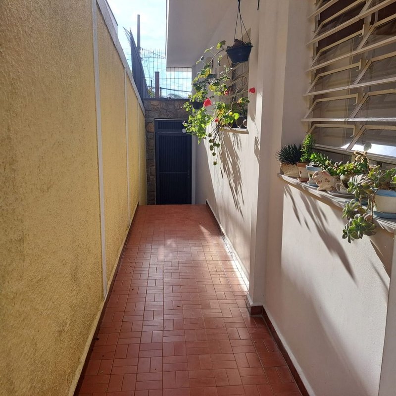 Linda Casa, no miolo da Vila Oliveira. Assobradado com 03 dormitórios sendo 02 suítes - Mogi das Cruzes - 