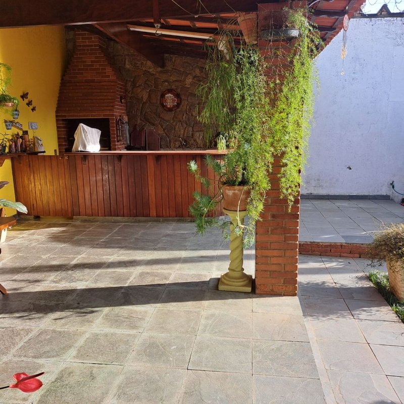 Linda Casa, no miolo da Vila Oliveira. Assobradado com 03 dormitórios sendo 02 suítes - Mogi das Cruzes - 