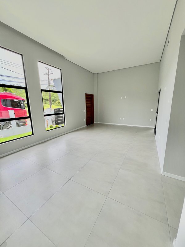 CASA COM 1 SUÍTE MAIS 2 DORMITÓRIOS NO BAIRRO SÃO JOÃO - Brusque - 