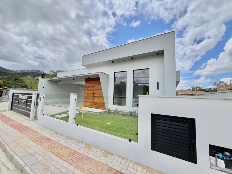 CASA COM 1 SUÍTE MAIS 2 DORMITÓRIOS NO BAIRRO SÃO JOÃO - Brusque - 