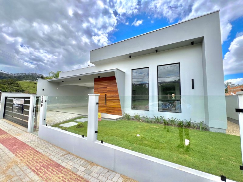 CASA COM 1 SUÍTE MAIS 2 DORMITÓRIOS NO BAIRRO SÃO JOÃO - Brusque - 