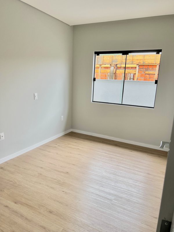 CASA COM 1 SUÍTE MAIS 2 DORMITÓRIOS NO BAIRRO SÃO JOÃO - Brusque - 