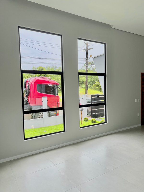 CASA COM 1 SUÍTE MAIS 2 DORMITÓRIOS NO BAIRRO SÃO JOÃO - Brusque - 