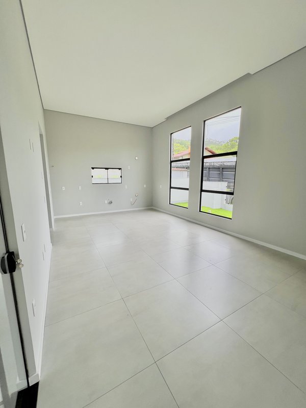 CASA COM 1 SUÍTE MAIS 2 DORMITÓRIOS NO BAIRRO SÃO JOÃO - Brusque - 