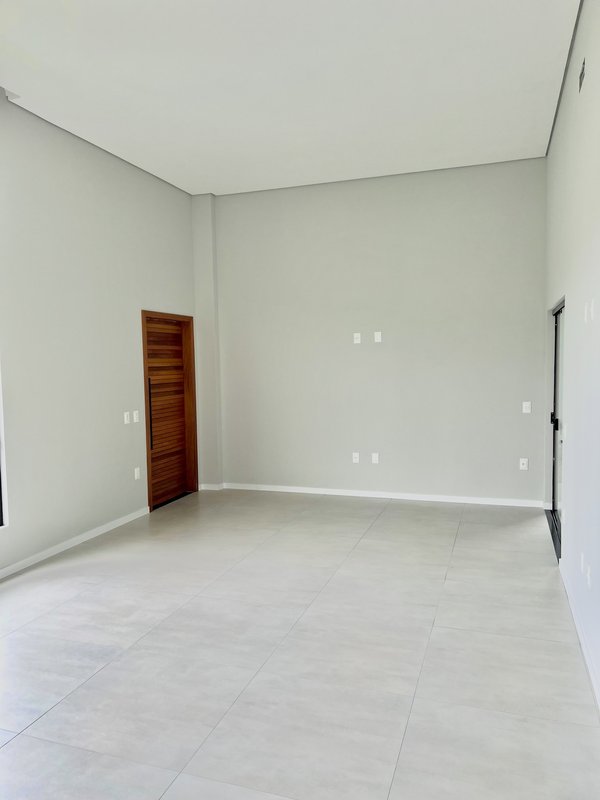 CASA COM 1 SUÍTE MAIS 2 DORMITÓRIOS NO BAIRRO SÃO JOÃO - Brusque - 