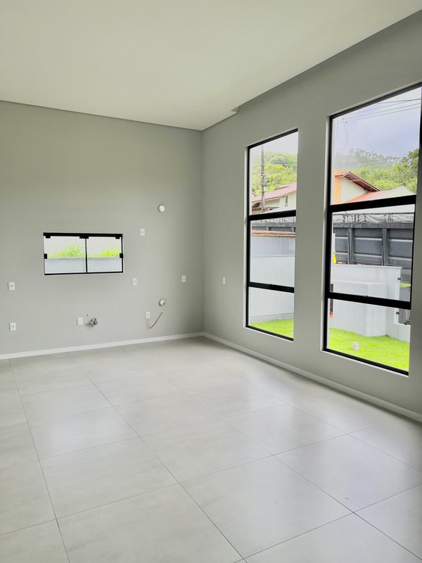 CASA COM 1 SUÍTE MAIS 2 DORMITÓRIOS NO BAIRRO SÃO JOÃO - Brusque - 