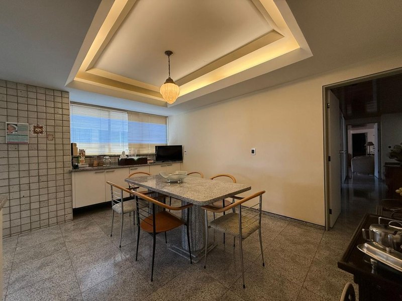 Apartamento à venda com 4 quartos sendo 4 suites, 368m² área útil por R$ 5.500.000,00 Avenida Boa Viagem Recife - 