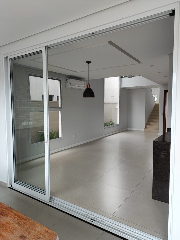 Sobrado em Condomínio Fechado Bella Ciita Villagio II com 04 dormitório Avenida Expedicionário José Barca Mogi das Cruzes - 