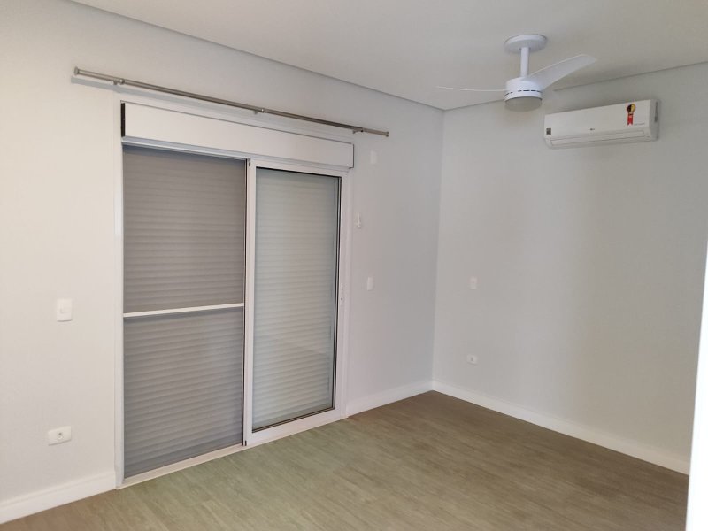Sobrado em Condomínio Fechado Bella Ciita Villagio II com 04 dormitório Avenida Expedicionário José Barca Mogi das Cruzes - 