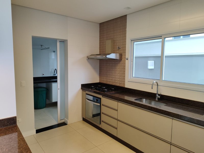 Sobrado em Condomínio Fechado Bella Ciita Villagio II com 04 dormitório Avenida Expedicionário José Barca Mogi das Cruzes - 