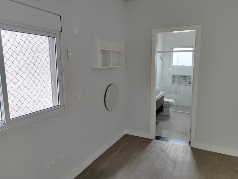 Sobrado em Condomínio Fechado Bella Ciita Villagio II com 04 dormitório Avenida Expedicionário José Barca Mogi das Cruzes - 