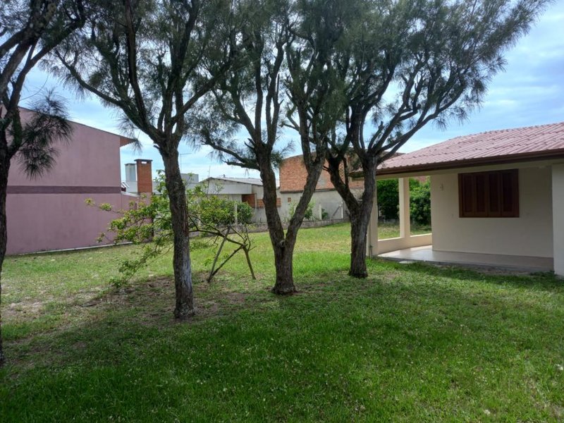 Terreno com 390 m², arborizado, PLANO, pronto para Construir em Curumim, Capão da Canoa Rua Iuras Capão da Canoa - 