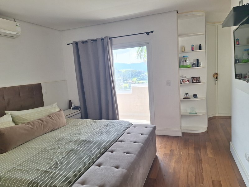 Linda Casa a Venda no Condomínio New Ville - Santana de Parnaíba - 