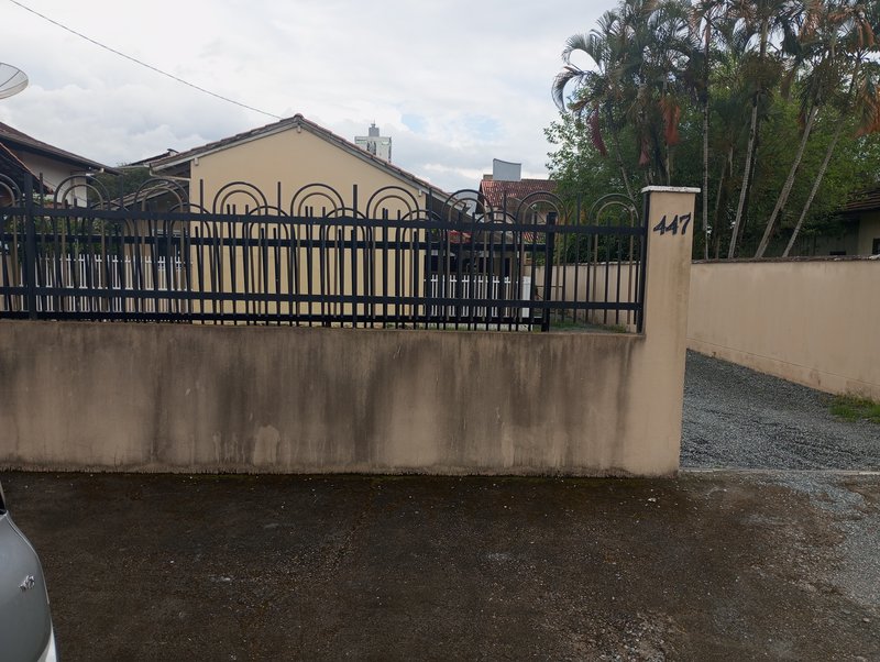 Casa da frente - toda cercada  Timbó - 