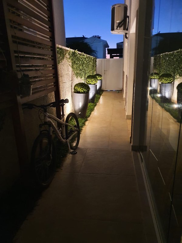 Linda casa em condomínio cercada pela natureza - Campinas - 