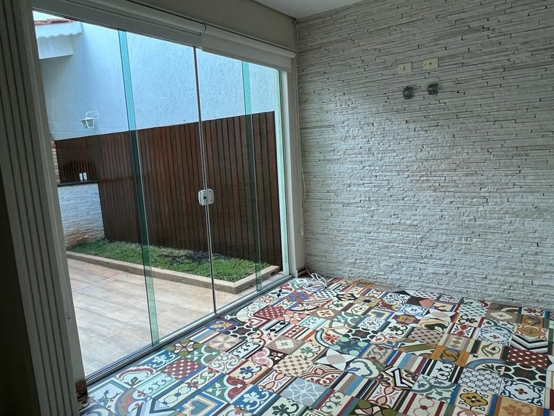 Sobrado em Condomínio Fechado na Vila Oliveira com 03 dormitórios, suíte e área gourmet - Mogi das Cruzes - 
