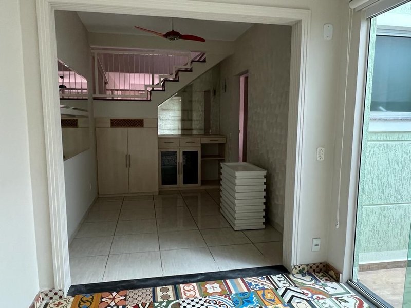 Sobrado em Condomínio Fechado na Vila Oliveira com 03 dormitórios, suíte e área gourmet - Mogi das Cruzes - 