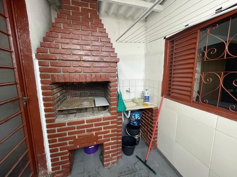 Casa térrea no Conjunto do Bosque com 02 dormitórios e edícula - Mogi das Cruzes - 
