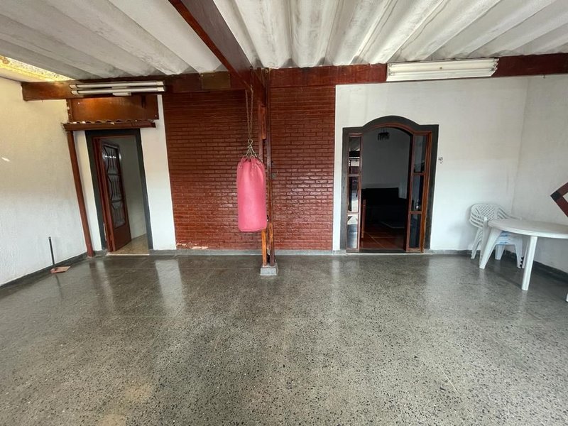Casa térrea no Conjunto do Bosque com 02 dormitórios e edícula - Mogi das Cruzes - 