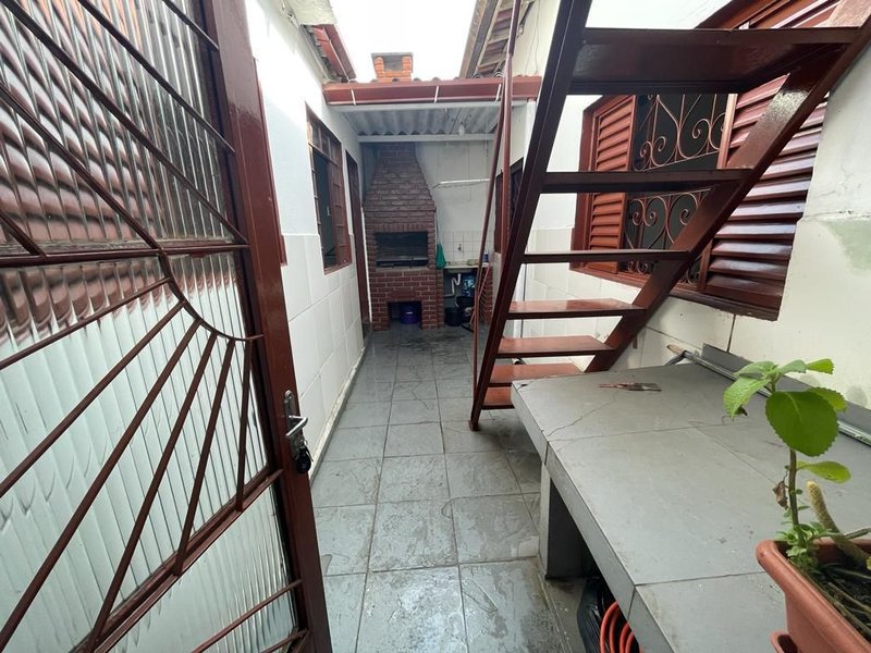 Casa térrea no Conjunto do Bosque com 02 dormitórios e edícula - Mogi das Cruzes - 
