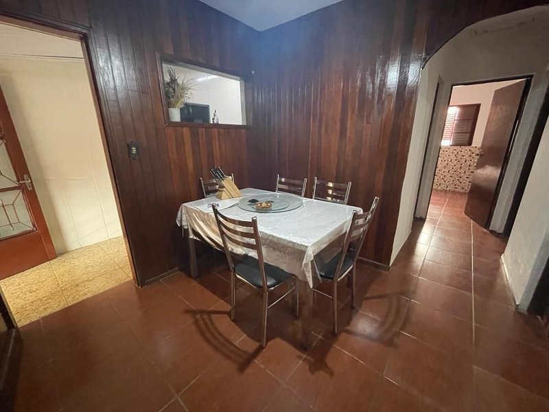 Casa térrea no Conjunto do Bosque com 02 dormitórios e edícula - Mogi das Cruzes - 