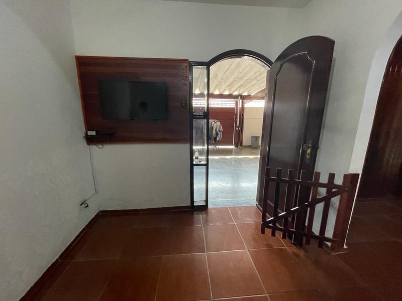 Casa térrea no Conjunto do Bosque com 02 dormitórios e edícula - Mogi das Cruzes - 