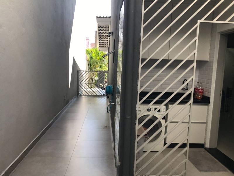 Sobrado no Mogi Moderno  com 03 dormitórios, 01 suíte e quintal - Mogi das Cruzes - 