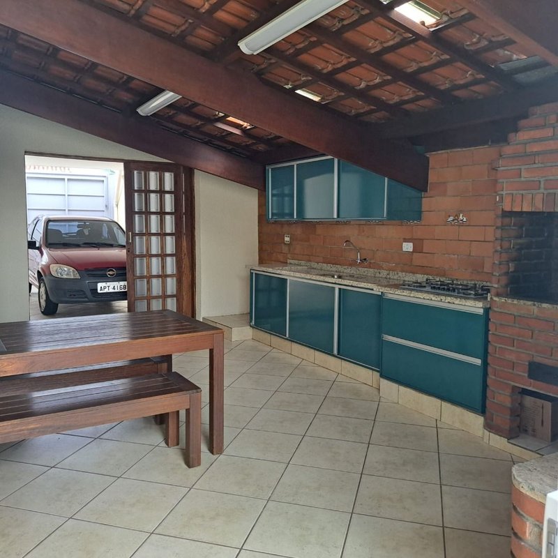 Casa térrea no Centro sendo 02 casas no mesmo terreno mais edícula - Mogi das Cruzes - 