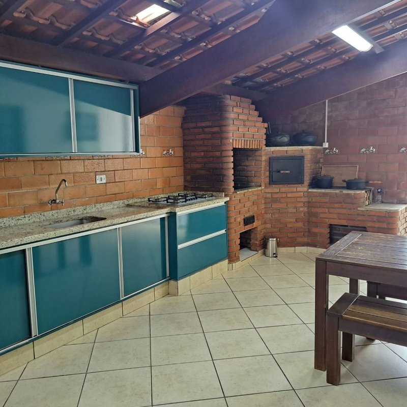 Casa térrea no Centro sendo 02 casas no mesmo terreno mais edícula - Mogi das Cruzes - 
