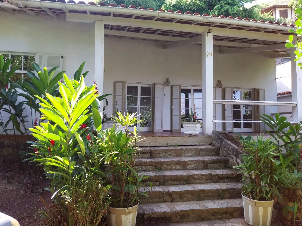 VENDE-SE LINDA CASA - 3 SU&Iacute;TES E 2 CHAL&Eacute;S COMPLETOS - SANTA TEREZA - ILHABELA Rua Antonio de Carvalho Ilhabela - 
