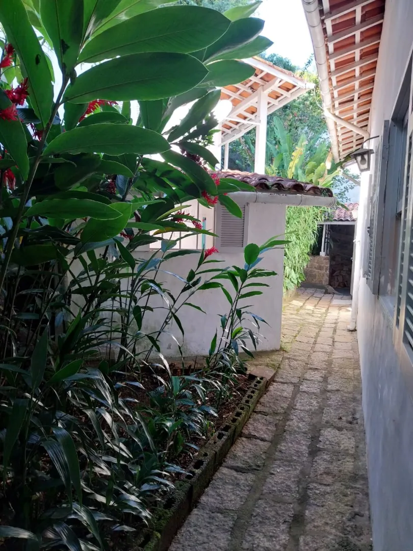 VENDE-SE LINDA CASA - 3 SU&Iacute;TES E 2 CHAL&Eacute;S COMPLETOS - SANTA TEREZA - ILHABELA Rua Antonio de Carvalho Ilhabela - 
