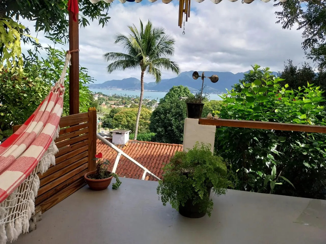 VENDE-SE LINDA CASA - 3 SU&Iacute;TES E 2 CHAL&Eacute;S COMPLETOS - SANTA TEREZA - ILHABELA Rua Antonio de Carvalho Ilhabela - 