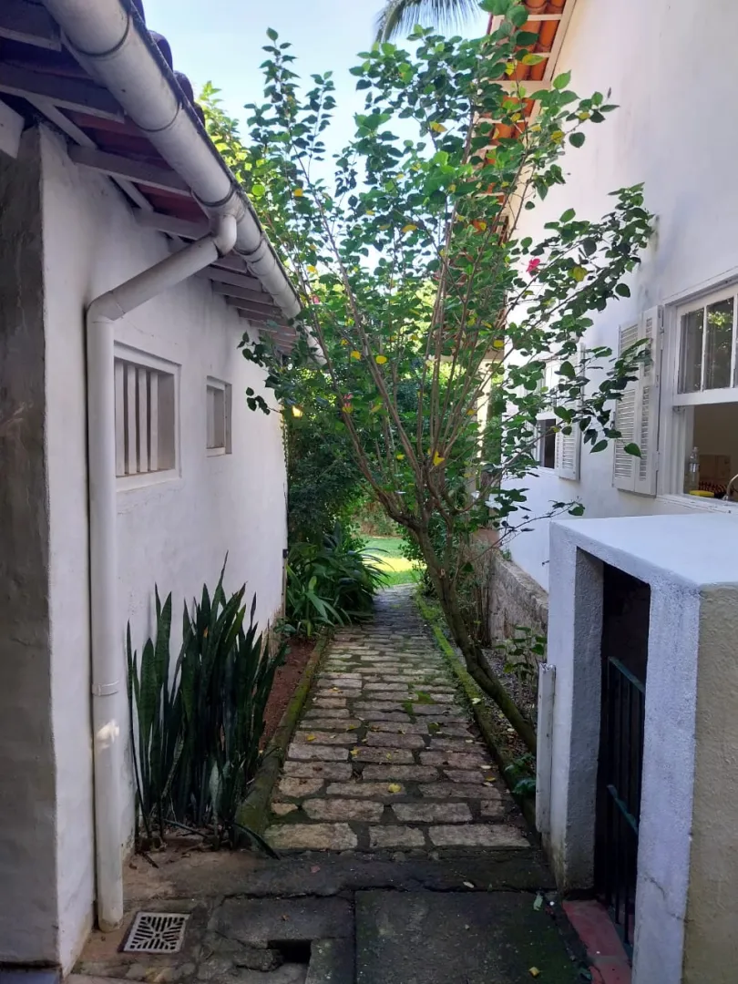 VENDE-SE LINDA CASA - 3 SU&Iacute;TES E 2 CHAL&Eacute;S COMPLETOS - SANTA TEREZA - ILHABELA Rua Antonio de Carvalho Ilhabela - 