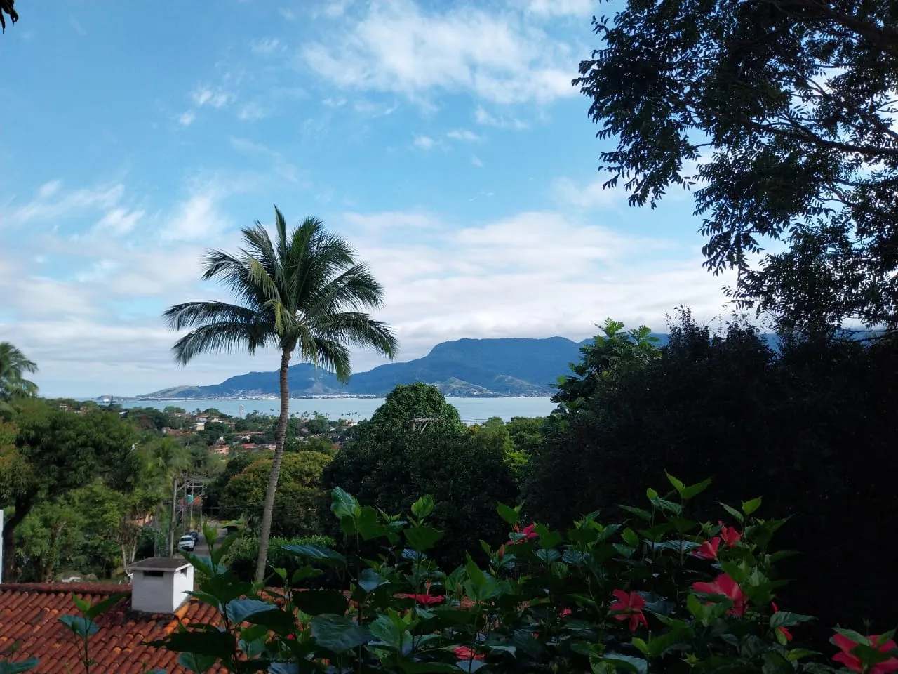 VENDE-SE LINDA CASA - 3 SU&Iacute;TES E 2 CHAL&Eacute;S COMPLETOS - SANTA TEREZA - ILHABELA Rua Antonio de Carvalho Ilhabela - 