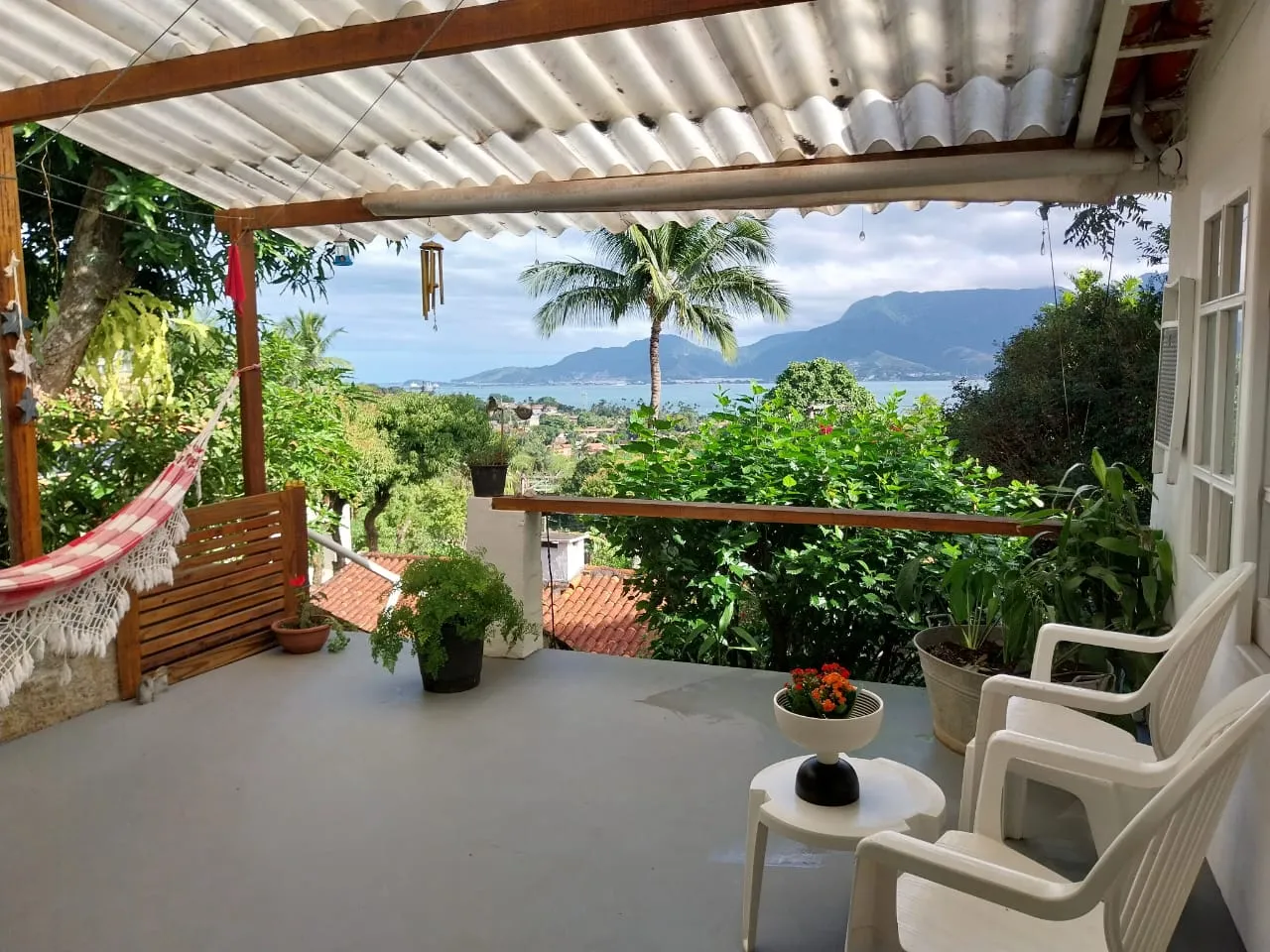 VENDE-SE LINDA CASA - 3 SU&Iacute;TES E 2 CHAL&Eacute;S COMPLETOS - SANTA TEREZA - ILHABELA Rua Antonio de Carvalho Ilhabela - 