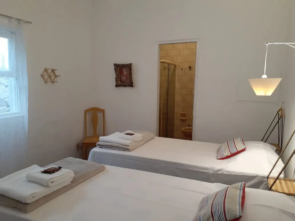 VENDE-SE LINDA CASA - 3 SU&Iacute;TES E 2 CHAL&Eacute;S COMPLETOS - SANTA TEREZA - ILHABELA Rua Antonio de Carvalho Ilhabela - 