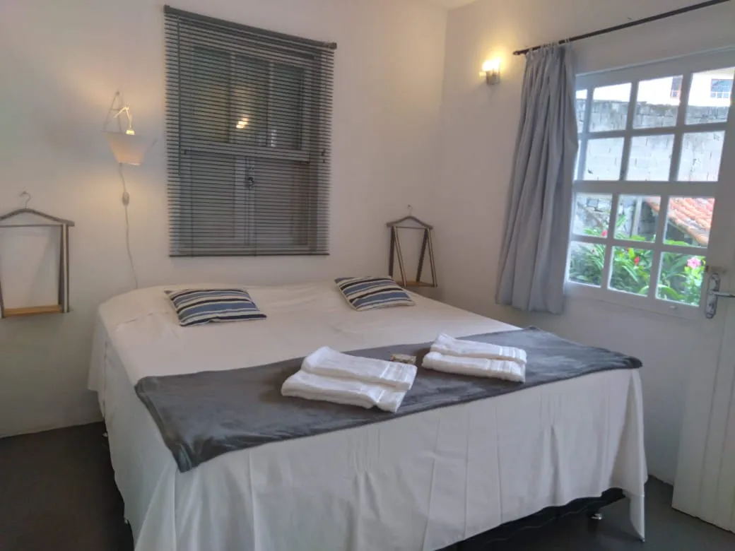 VENDE-SE LINDA CASA - 3 SU&Iacute;TES E 2 CHAL&Eacute;S COMPLETOS - SANTA TEREZA - ILHABELA Rua Antonio de Carvalho Ilhabela - 