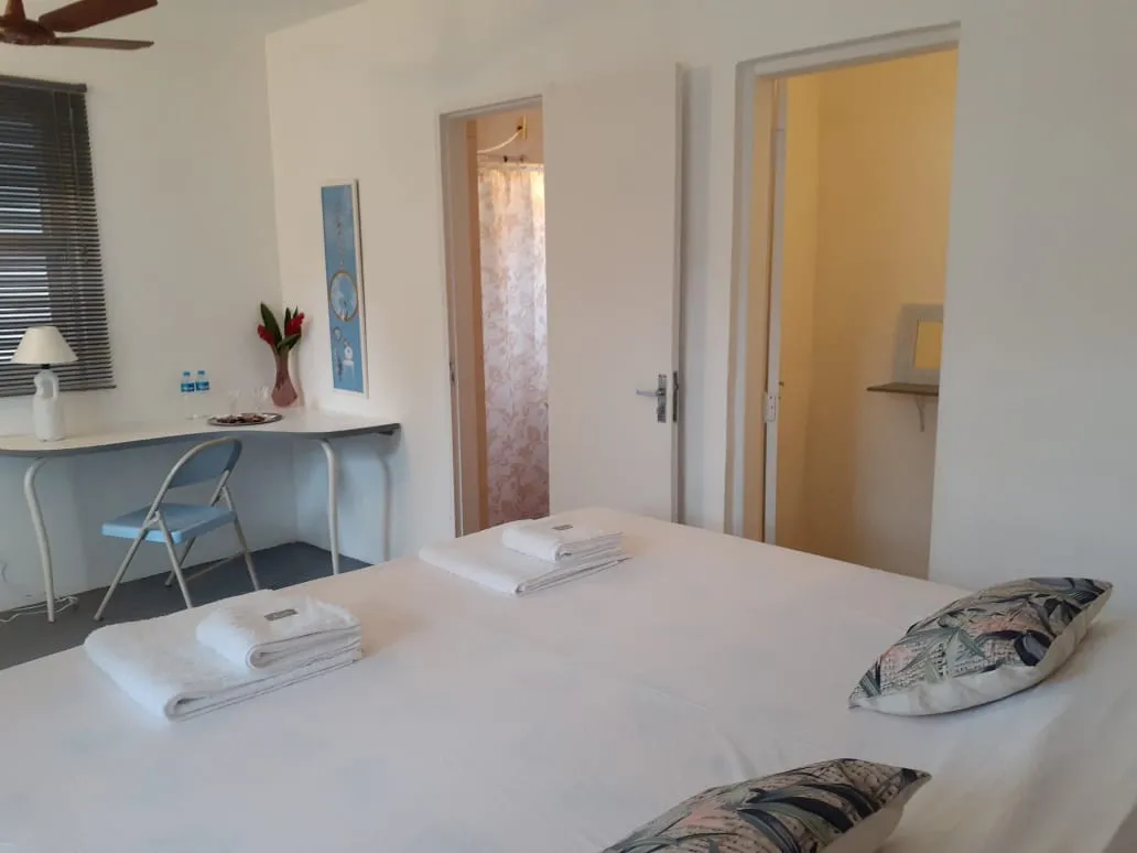 VENDE-SE LINDA CASA - 3 SU&Iacute;TES E 2 CHAL&Eacute;S COMPLETOS - SANTA TEREZA - ILHABELA Rua Antonio de Carvalho Ilhabela - 