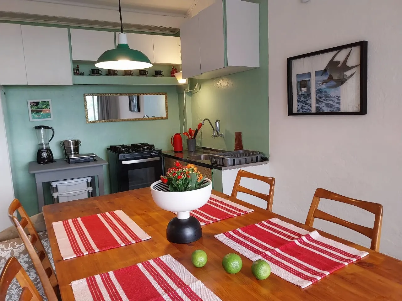 VENDE-SE LINDA CASA - 3 SU&Iacute;TES E 2 CHAL&Eacute;S COMPLETOS - SANTA TEREZA - ILHABELA Rua Antonio de Carvalho Ilhabela - 