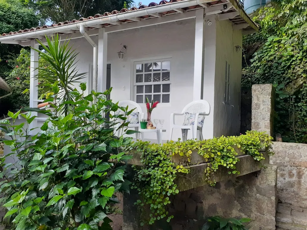 VENDE-SE LINDA CASA - 3 SU&Iacute;TES E 2 CHAL&Eacute;S COMPLETOS - SANTA TEREZA - ILHABELA Rua Antonio de Carvalho Ilhabela - 
