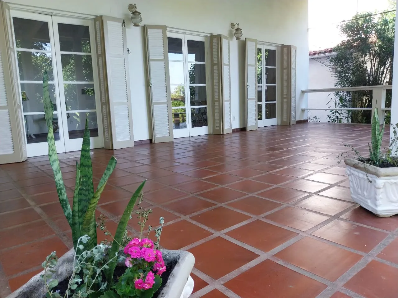 VENDE-SE LINDA CASA - 3 SU&Iacute;TES E 2 CHAL&Eacute;S COMPLETOS - SANTA TEREZA - ILHABELA Rua Antonio de Carvalho Ilhabela - 