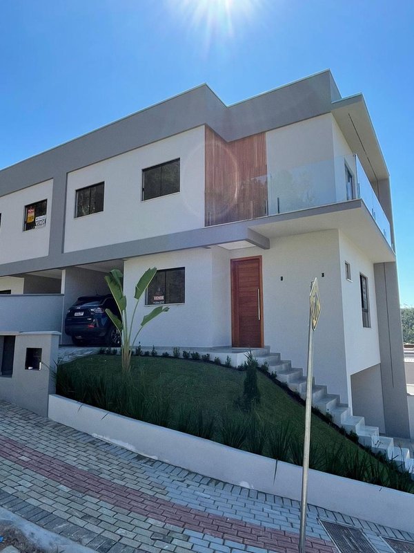 SOBRADO COM 1 SUÍTE MAIS 2 DORMITÓRIOS NO AYMORE - Guabiruba - 