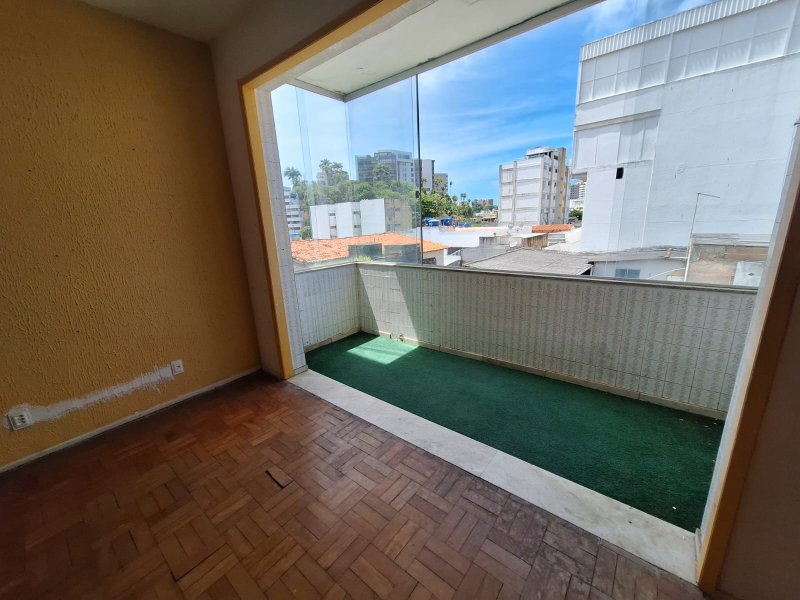 APARTAMENTO 2 SUÍTES VARANDA NASCENTE DEPENDÊNCIA GARAGEM À VENDA NO RIO VERMELHO!! Rua Conselheiro Pedro Luiz Salvador - 