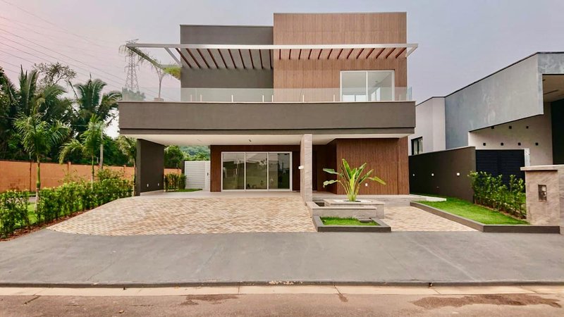 Sobrado de 425m² à venda no Condomínio Alphaville | 4 suítes, área gourmet e piscina Rua das Araras Porto Velho - 