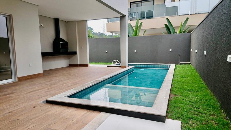 Sobrado de 425m² à venda no Condomínio Alphaville | 4 suítes, área gourmet e piscina Rua das Araras Porto Velho - 