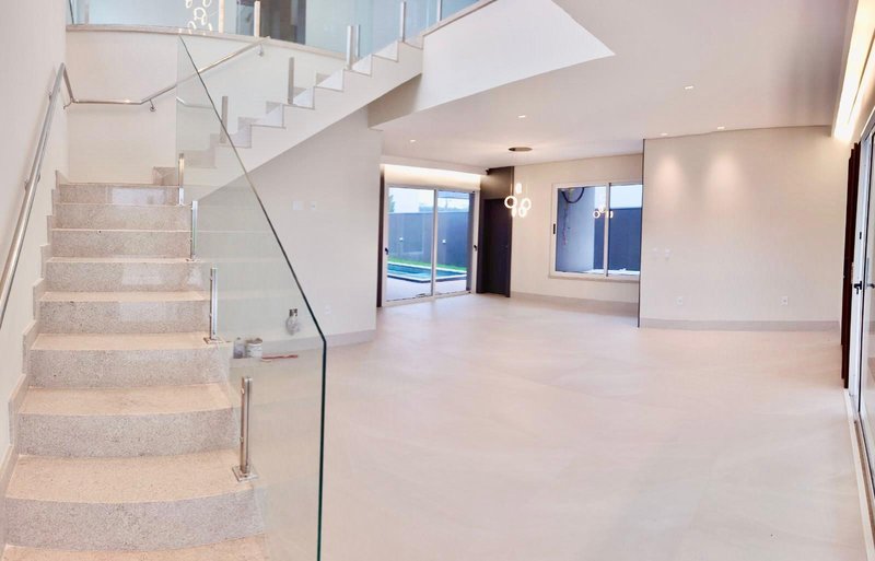 Sobrado de 425m² à venda no Condomínio Alphaville | 4 suítes, área gourmet e piscina Rua das Araras Porto Velho - 